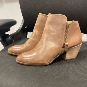 New w tag High FRYE boots ankle super cute brown distressed leather!!!!